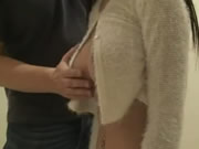 Αγγίζοντας το όμορφο στήθος ασιατικό κορίτσι